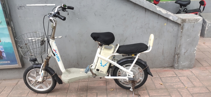 因搬家去外地，处理电动自行车，电池耐用，骑...