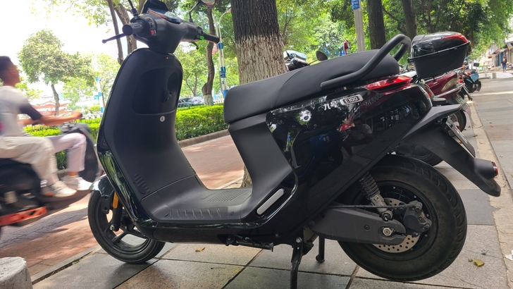 九号E100黑色试驾车，里程400公里不到...