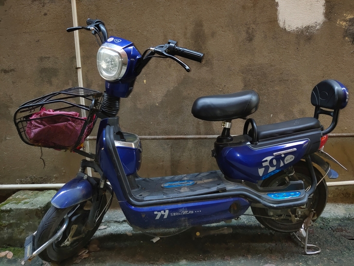 电动车出售，有充电器，带一把锁，电池充满电...