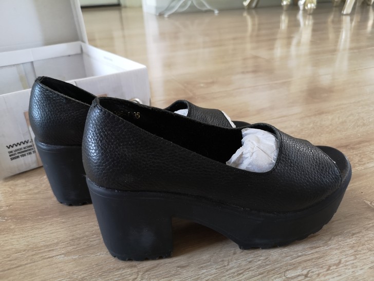 黑色真皮高跟鞋，角度特别好！36码！拍照穿...