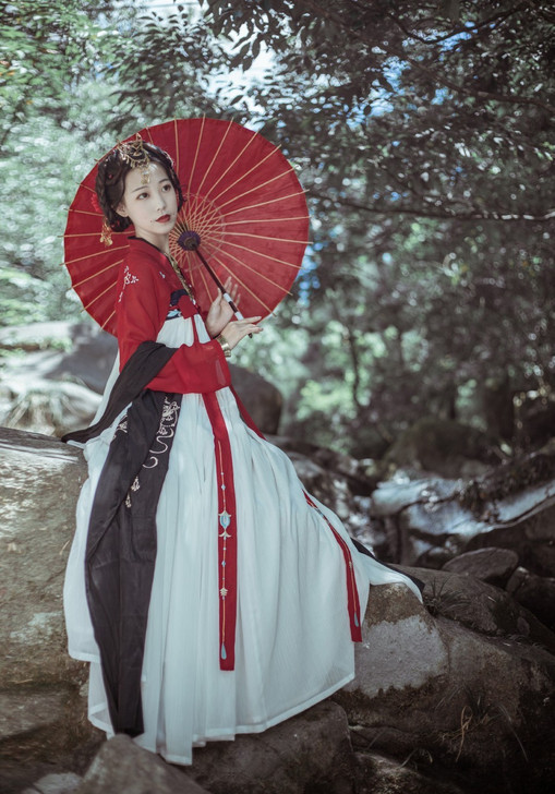 汉服只穿过两次，现在上班都穿工作服，穿不上了