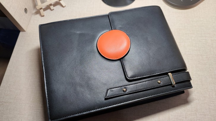 vintage复古包包，属于比较硬挺的质地...