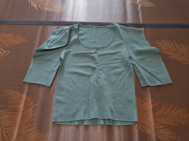 设计感针织衫，肩膀有个小设计，羊角袖，洗过...