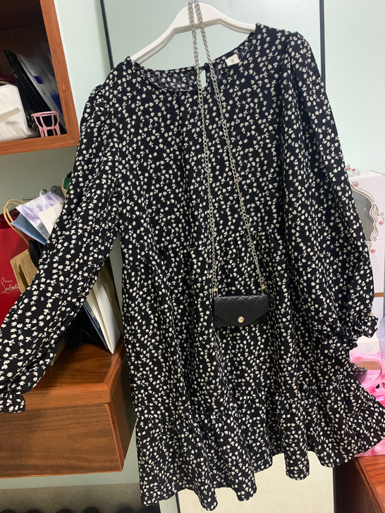 碎花裙黑色连衣裙