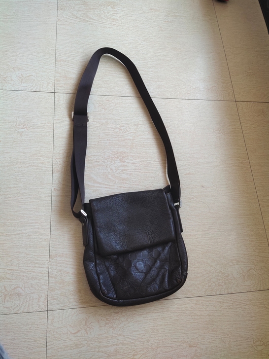 华伦保罗男士肩包，原价四百多，