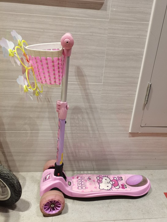 Hello  kitty   滑板车八成新...