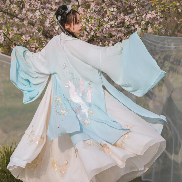 去年入的，穿不超过五次。正的，没有吊牌，四...