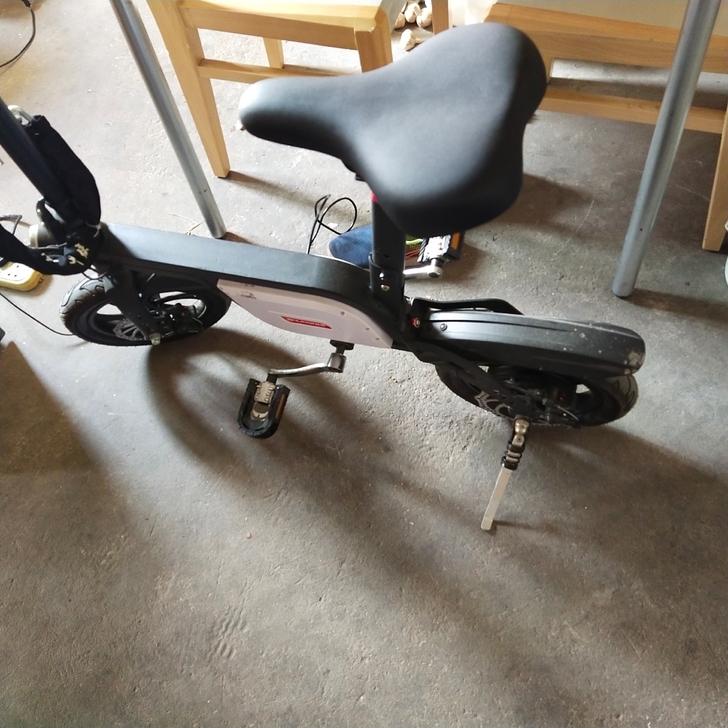 专卖店买的名牌迷你电动车，小孩上学时只骑了...