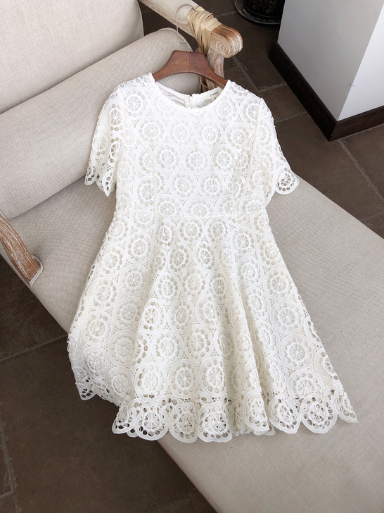 一件白色公主风蕾丝连衣裙女士修身连衣裙