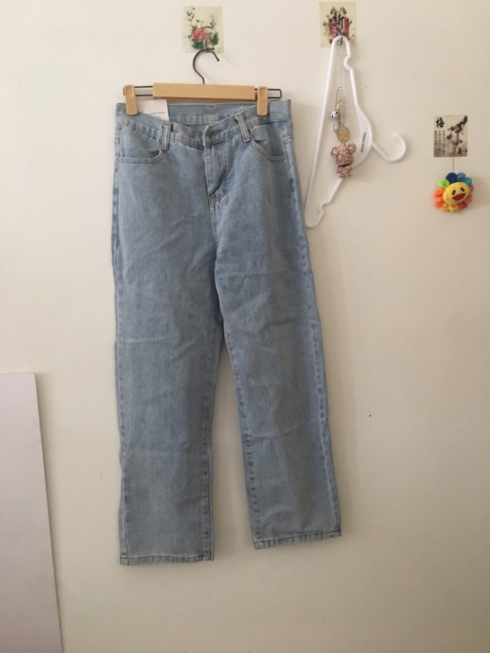 全新L码牛仔裤。腰围70Cm。 扣眼要自己...