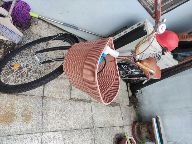 去年9月份买的自行车，骑了一年，换了摩托车...