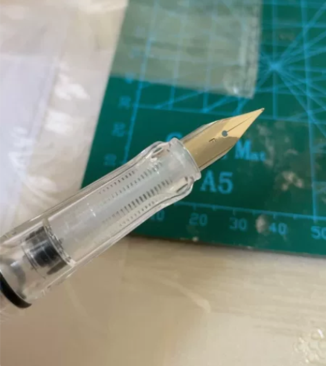 彩色透明男女学生练字墨水钢笔 笔尖材质：不...