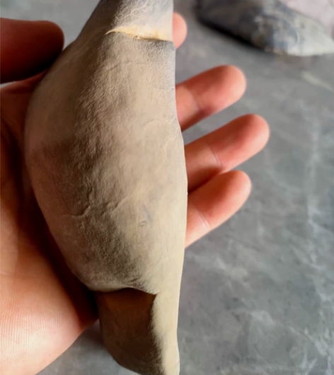 灵璧吕梁石平底山子,镇纸手把摆件。 刚硬光...