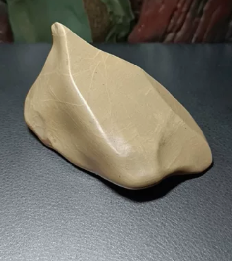 戈壁泥石，浅色玉化泥石，打灯吃光三毫米左右...