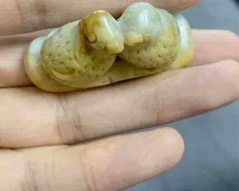 天然黄翡#摆件/纸镇 天然黄一对小鸟，可以...