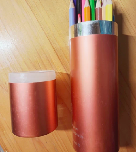 1、彩色铅笔一罐 22支；2、画素描碳素中...