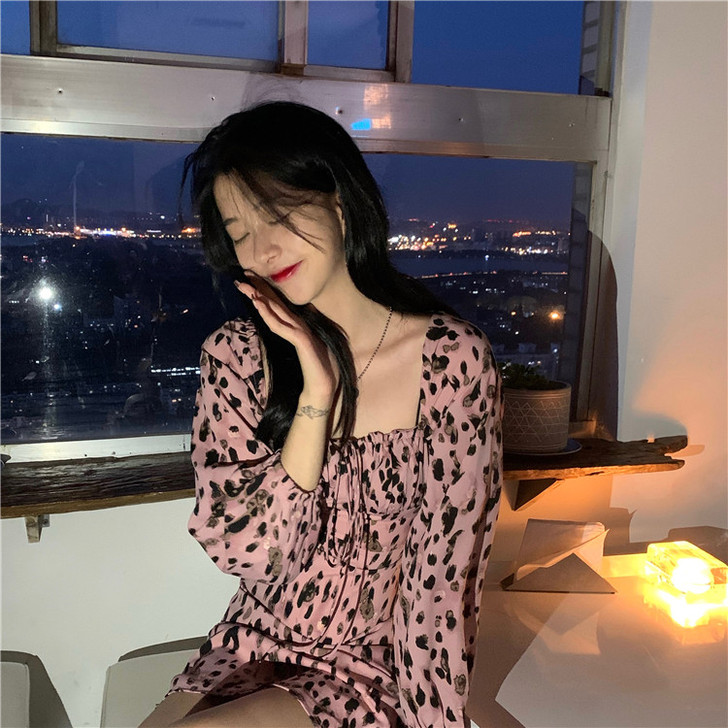 收腰显瘦气质裙子秋季复古减龄泡泡袖方领法式...