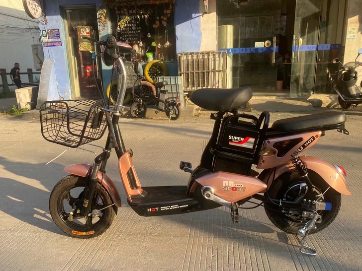 雅迪电动车，橙色95新，两套原装钥匙，前后...