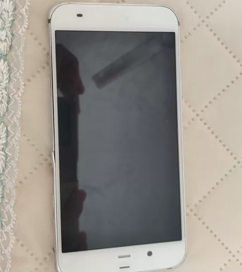 夏普shv34，星球限定款，充电的时候下面...