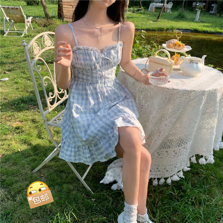 碎花少女风吊带连衣裙