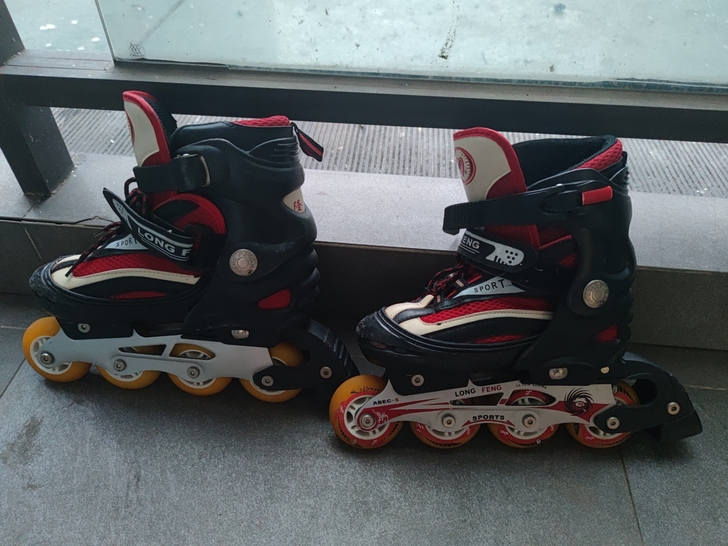 两双轮滑鞋