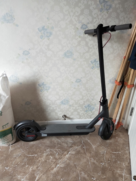 小米电动滑板车，就玩了一会，孩子小够不着车...