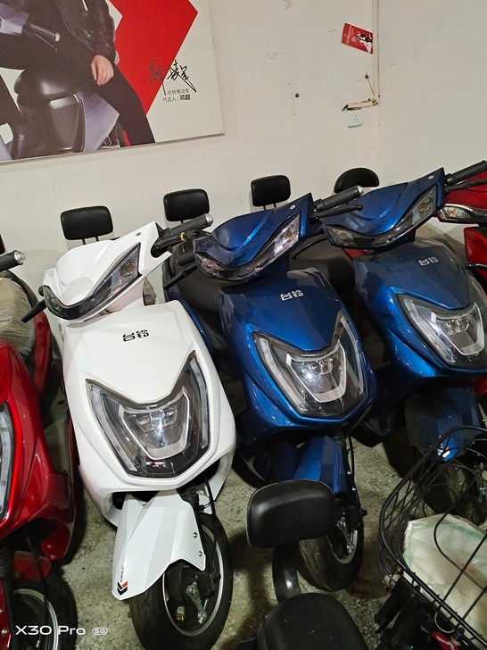 台铃专卖店，全新，处理三辆电动车，装四块全...