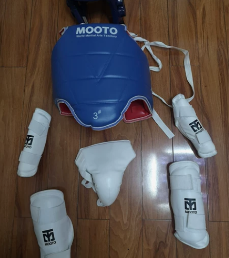 M O O T O的跆拳道护具六件套,孩子...