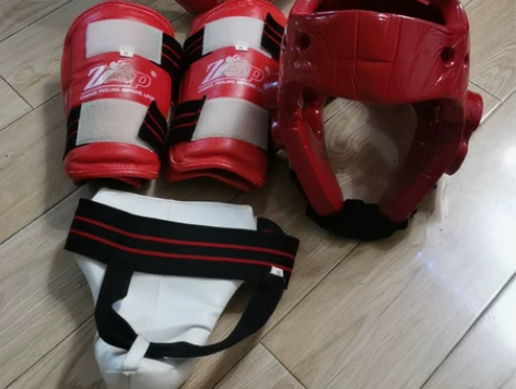 跆拳道加厚护具5件套,实体店5百多买的,S...