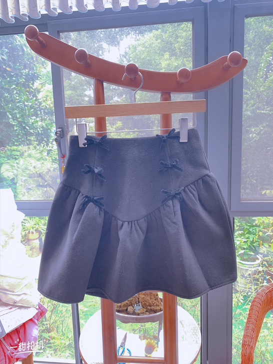 映氏黑色蝴蝶结半身裙,有一定的厚度,这个版...