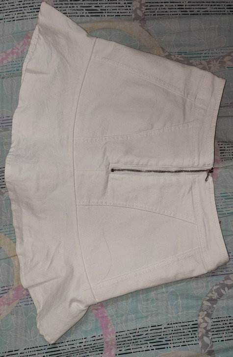 白色包臀荷叶裙