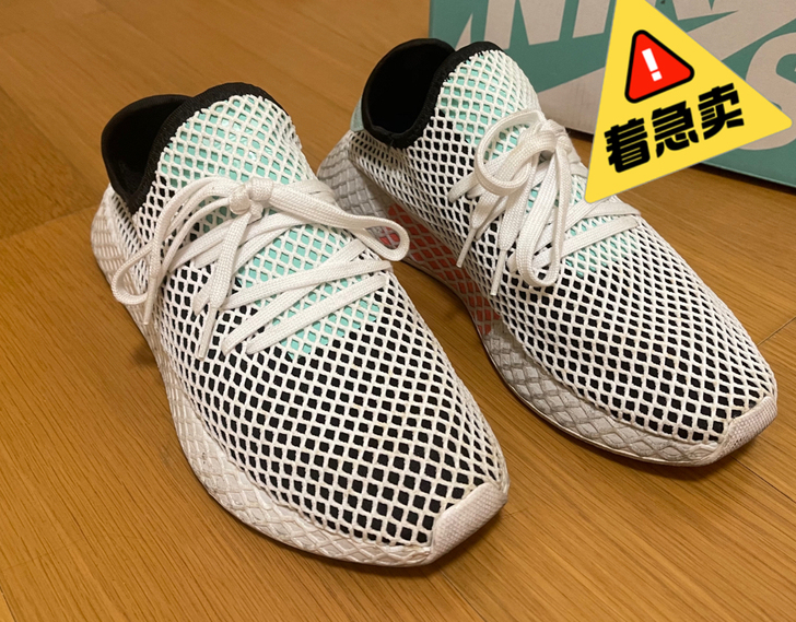 阿迪达斯三叶草运动鞋，鞋面是透气网布，很舒...