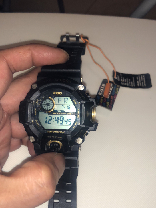 户外运动手表吊牌在闲置处理