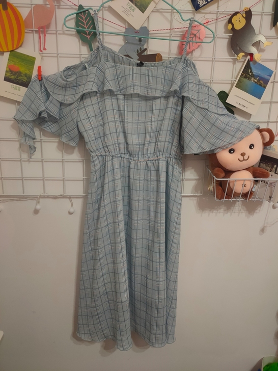 吊带连衣裙实体店夺宝传奇买的。
