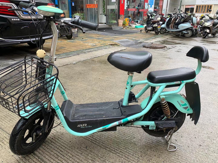 所有车子都是正规渠道没有小路货因为本店三家...