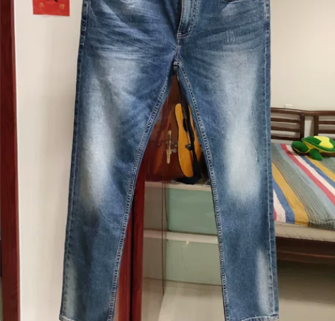 全新男士牛仔裤，据说是大牌剪标，店里买时候...