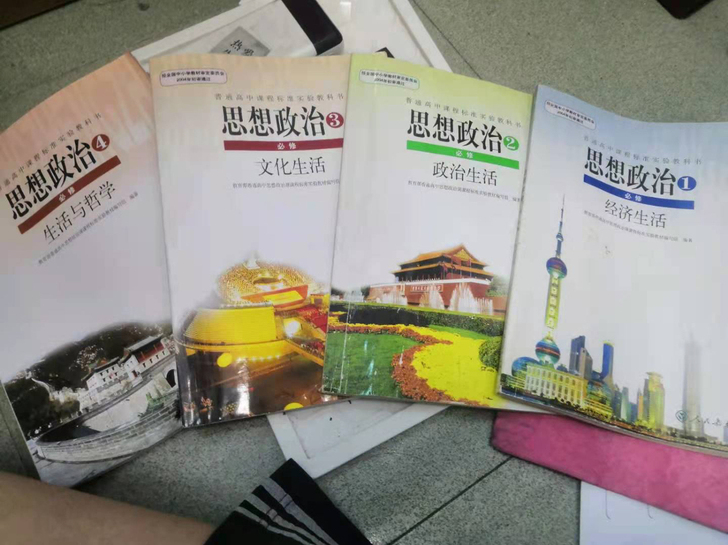 即将步入大学，高中的课本几乎都在，七成八成...