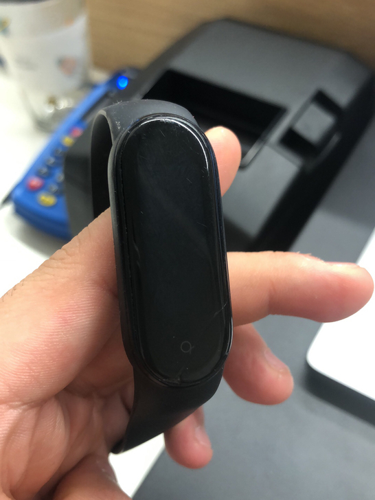 手环5 3月份买的 屏幕碎了 自己买了6代...