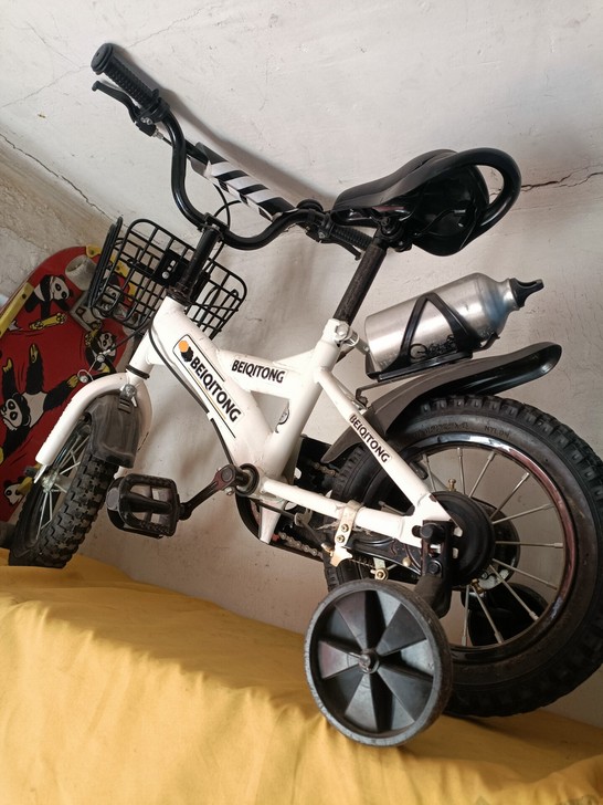 儿童小型自行车，没骑多久，应该是14寸的，...