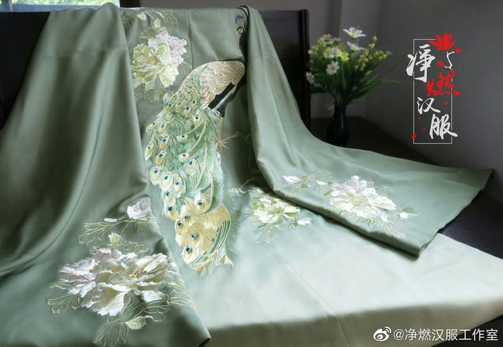 净燃花凤翎披风