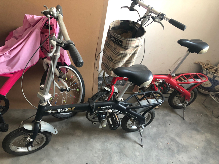 还剩一台红色的迷你折叠自行车，车胎有点小毛...