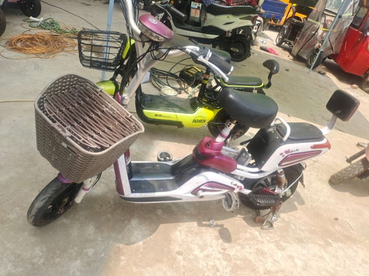 电瓶车
