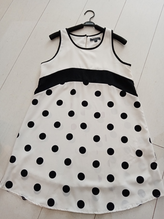 季末清仓赔钱处理，全新 时尚收腰显瘦短裙白...