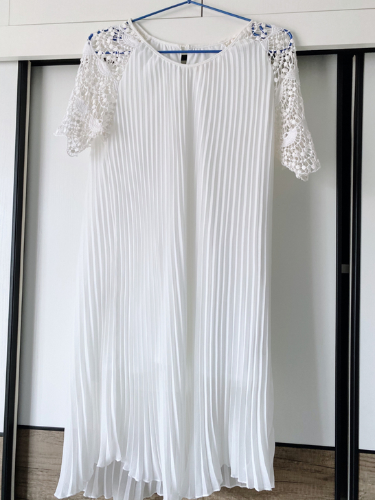 小众白色镂空花袖宽松连衣裙