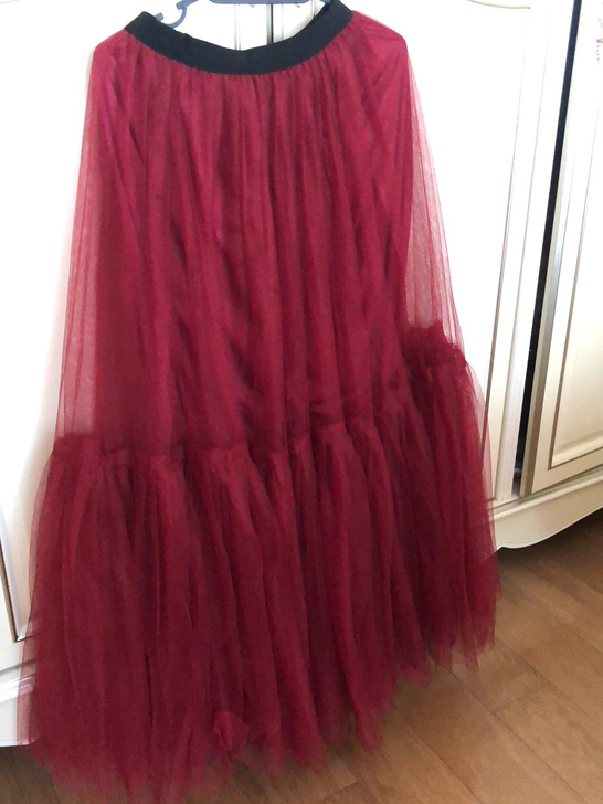 图一私人订制酒红色大摆纱裙，用料超级多，下...