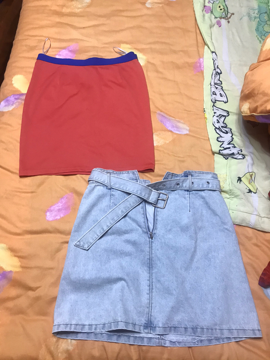 橘色一步裙很舒服，品牌的。每件30出。