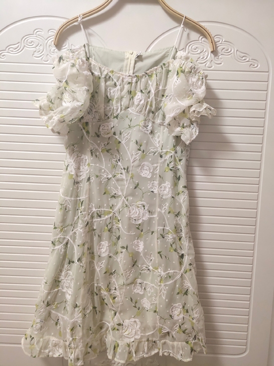 绣花连衣裙，一字肩连衣裙，可做一字肩，也可...