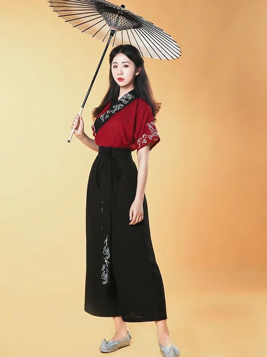 白菜价出汉服，家里存了太多，在箱子里放的有...