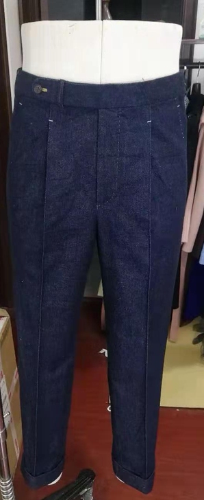 高腰鱼尾牛仔裤。前面缝了裤线，洗完自然晾干...