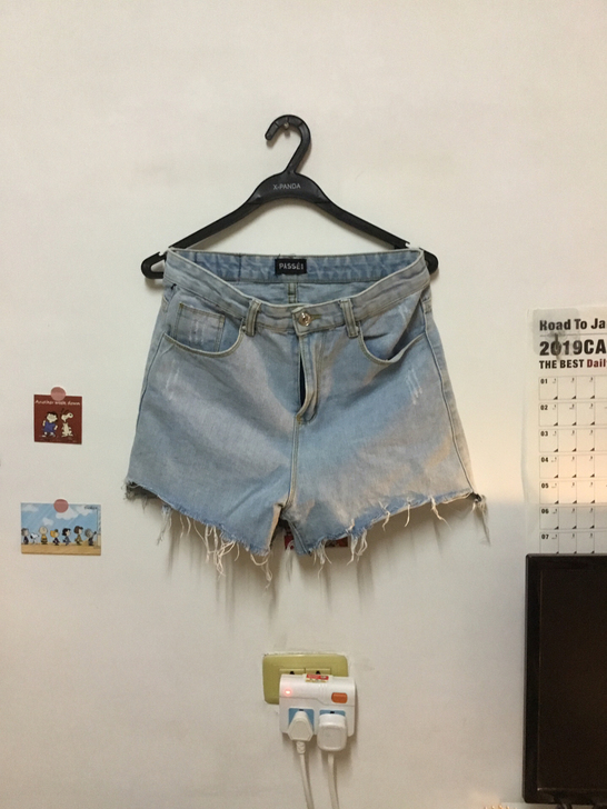 夏季浅蓝色牛仔短裤